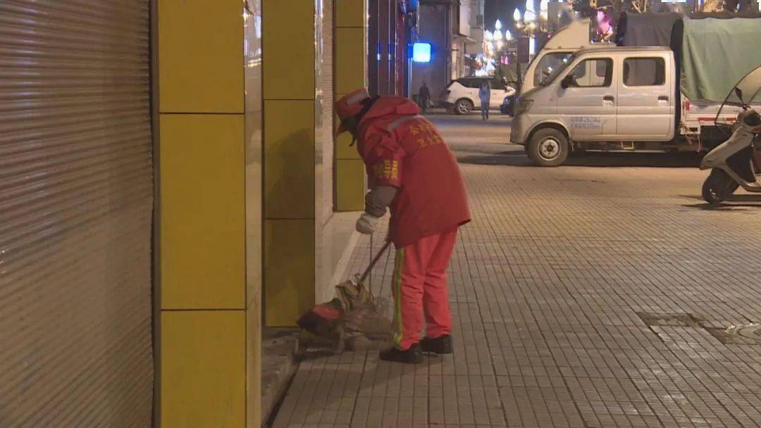 路口女交警_女交警街头温柔喊话车主_女交警街头喊话
