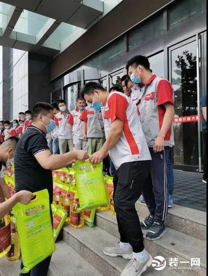 郑州东易日盛浓情端午工人关爱 圆满成功