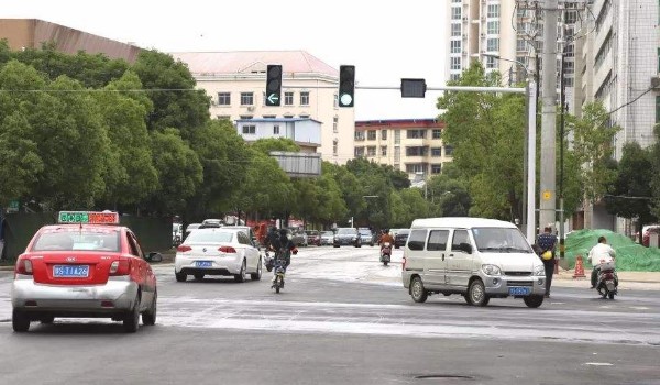 交警闯路口红灯指挥图片_交警闯路口红灯指挥怎么处罚_路口与交警指挥闯红灯