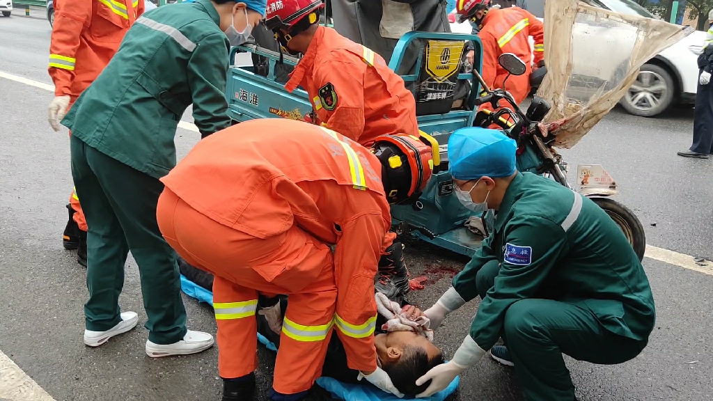追尾三轮车对方走了怎么办_三轮追尾轿车_路口追尾三轮车怎么办