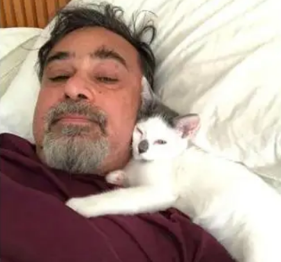 老爸讨厌猫咪，宠主因出差离开7天，回来时老爸和猫“如胶似漆”