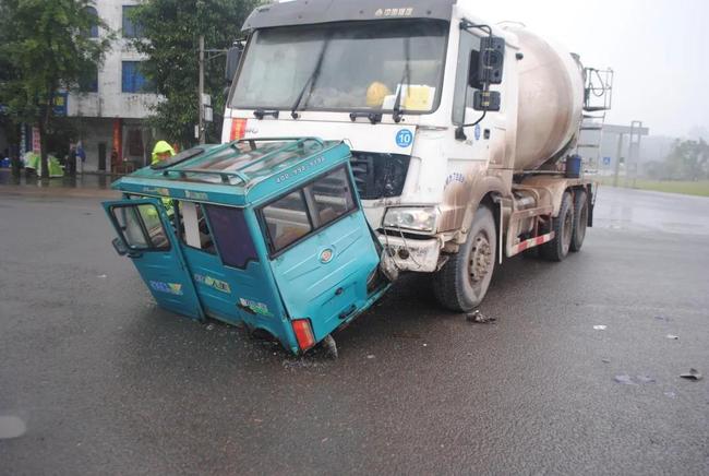 三轮追尾轿车_路口追尾三轮车怎么办_追尾三轮车一定是后车全责吗