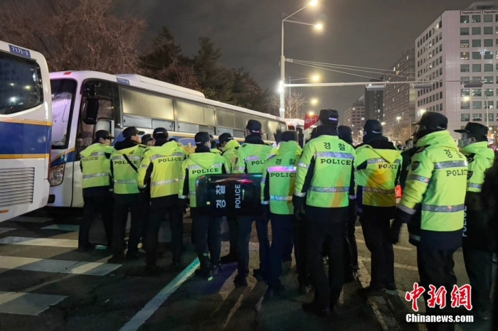 当地时间12月3日晚，韩国总统尹锡悦发布紧急戒严令。韩国国会4日凌晨召开全体会议，通过决议要求解除紧急戒严令。图为警察在国会附近维持秩序。中新社记者 刘旭 摄