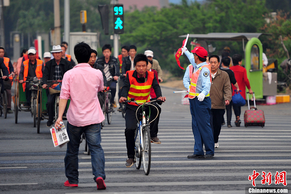 女交警街头温柔喊话车主_交警女生_路口女交警