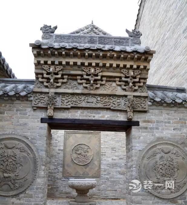 在郑州拆迁工地上惊现一座四合院
