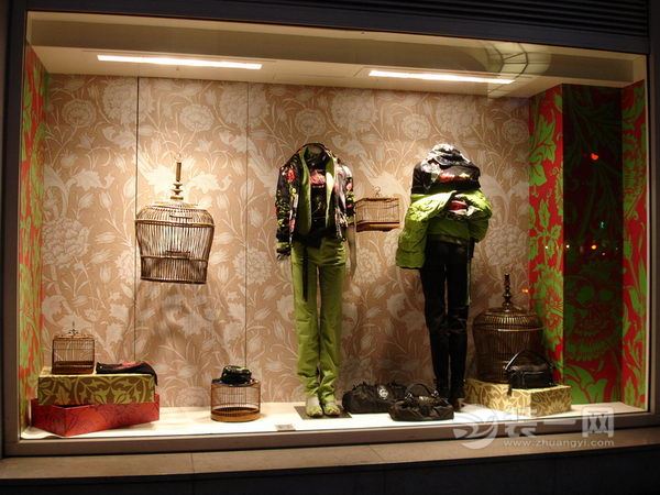 服装店橱窗艺术装修设计实例图