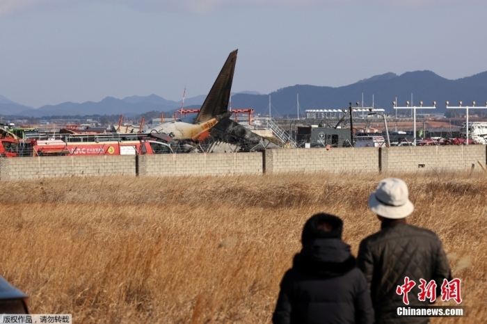 图为当地时间12月29日拍到的事故救援现场。