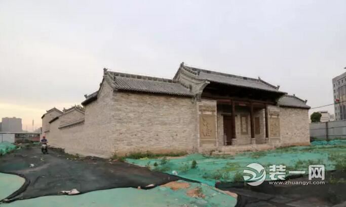 在郑州拆迁工地上惊现一座四合院
