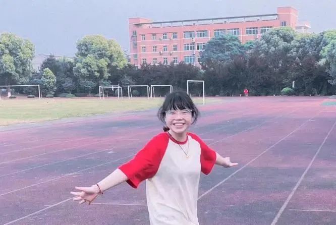女孩路上捡到个快递，挽回19万损失！