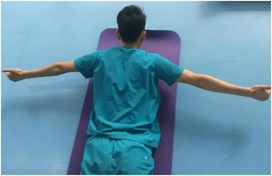 后背疼骨呼吸肩胛骨疼痛_深呼吸肩胛骨后背疼_后背肩胛骨疼呼吸都疼