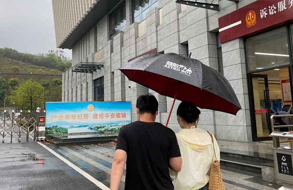 两条“弃狗”，将一对年轻夫妇卷入犯罪指控