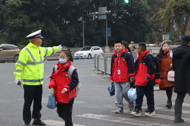 摄像公安路口监控头怎么用_路口公安监控摄像头_摄像公安路口监控头怎么安装
