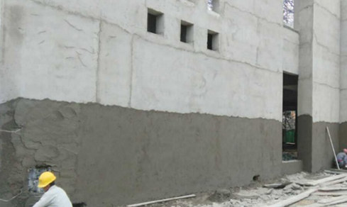 正在做自建房外墙装饰抹灰的工人