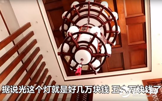 河南土豪花百万盖别墅 客厅吊顶价格都是五六万一盏