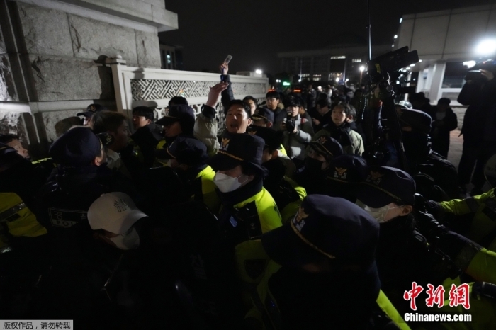 当地时间12月3日援引韩国总统府消息报道，韩国总统尹锡悦3日晚在首尔龙山总统府发表紧急谈话，发布紧急戒严令。随后大批民众聚集，要求进入国会，要求尹锡悦撤回戒严令。
报道称，尹锡悦宣布实施紧急戒严是为铲除“从北势力”，捍卫“自由宪政秩序”。报道还称，韩国国防部当天下午召开全军主要指挥官会议，指示全军强化紧急警戒及应对态势。图为现场画面。