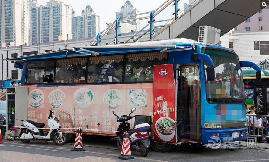 奇葩流动快餐车改装 郑州街头快餐店内部装修温馨