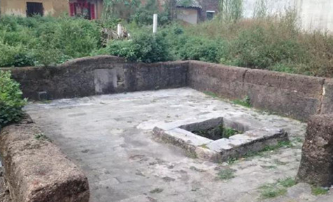 农村自建房外的饮水井
