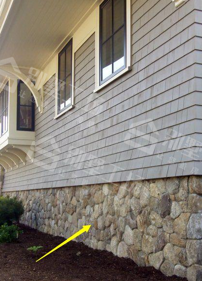 农村别墅外墙下方贴石头