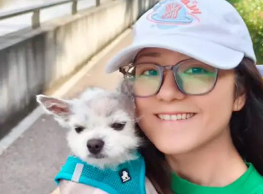 流浪博美被遗弃街头，因咬人没人敢救，女生的出现照亮它的狗生！