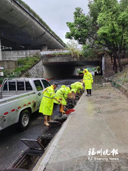 值守易积水风险点 福州33支应急抢险小分队仍奋战一线