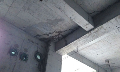 顶板上出现的混凝土冷缝