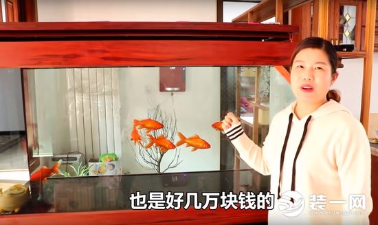 河南土豪花百万盖别墅 客厅吊顶价格都是五六万一盏