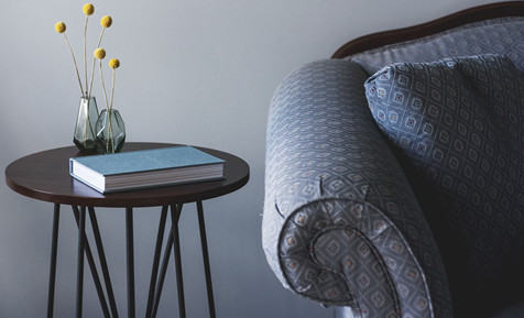 别墅客厅里的沙发与小桌子