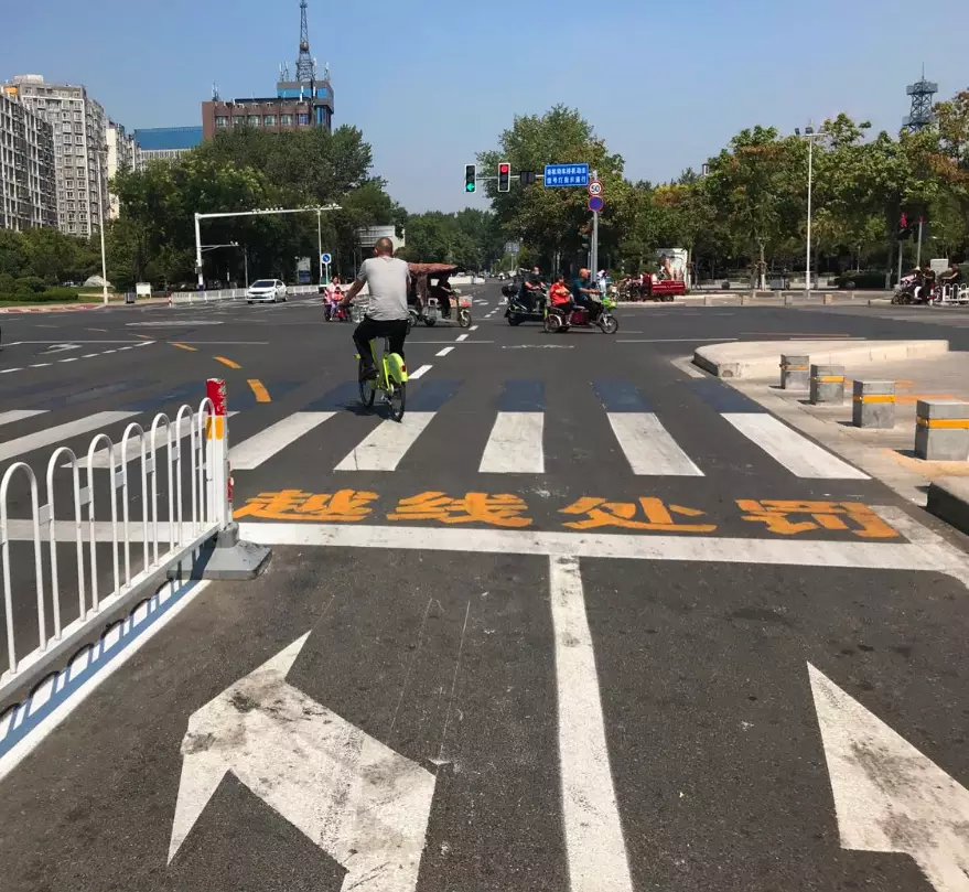 路口导向线是什么意思_路口导向线是什么标线_路口导向线标志