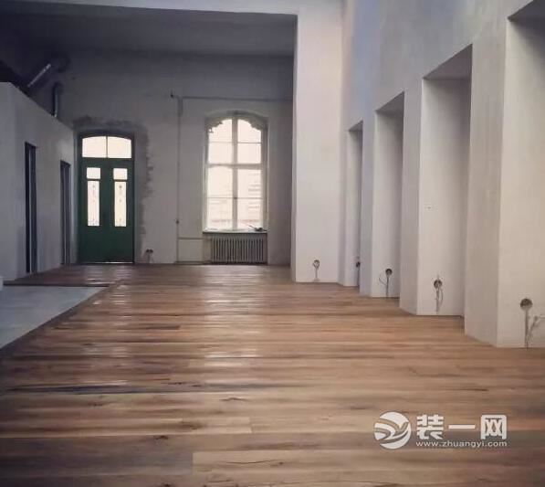 破旧大楼改造成店铺