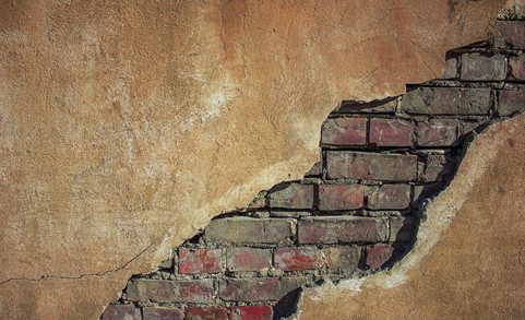 裂开的水泥墙面