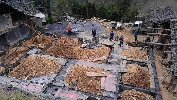 晒晒兄弟俩的农村自建双拼别墅，豪华十足，在农村很亮眼366.png