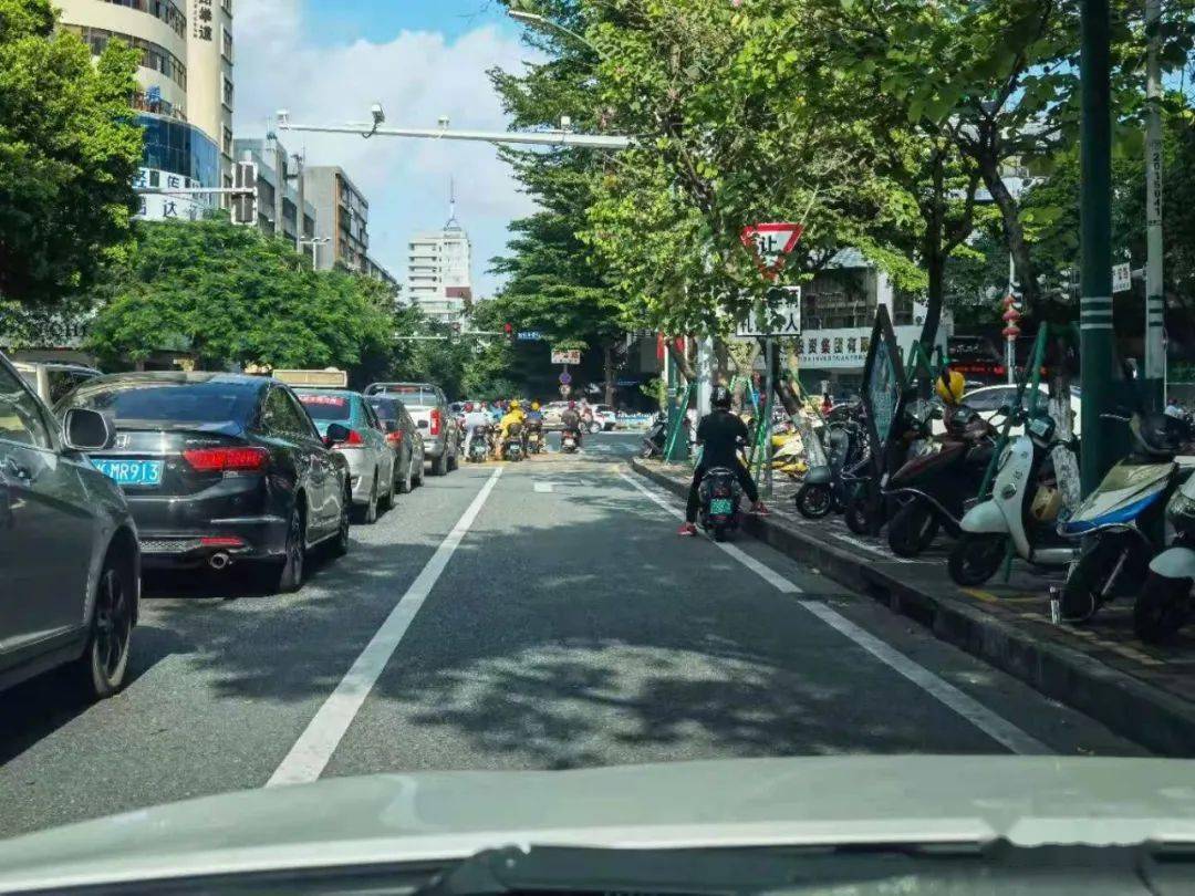 在高速路口_司机高速路口_驶出高速路口