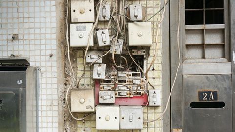 自建房墙上混乱的开关插座 自建房墙上混乱的开关插座