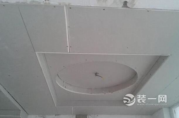 用简单的石膏线进行装饰