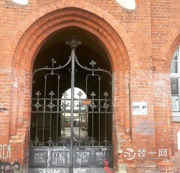 破旧大楼改造成店铺