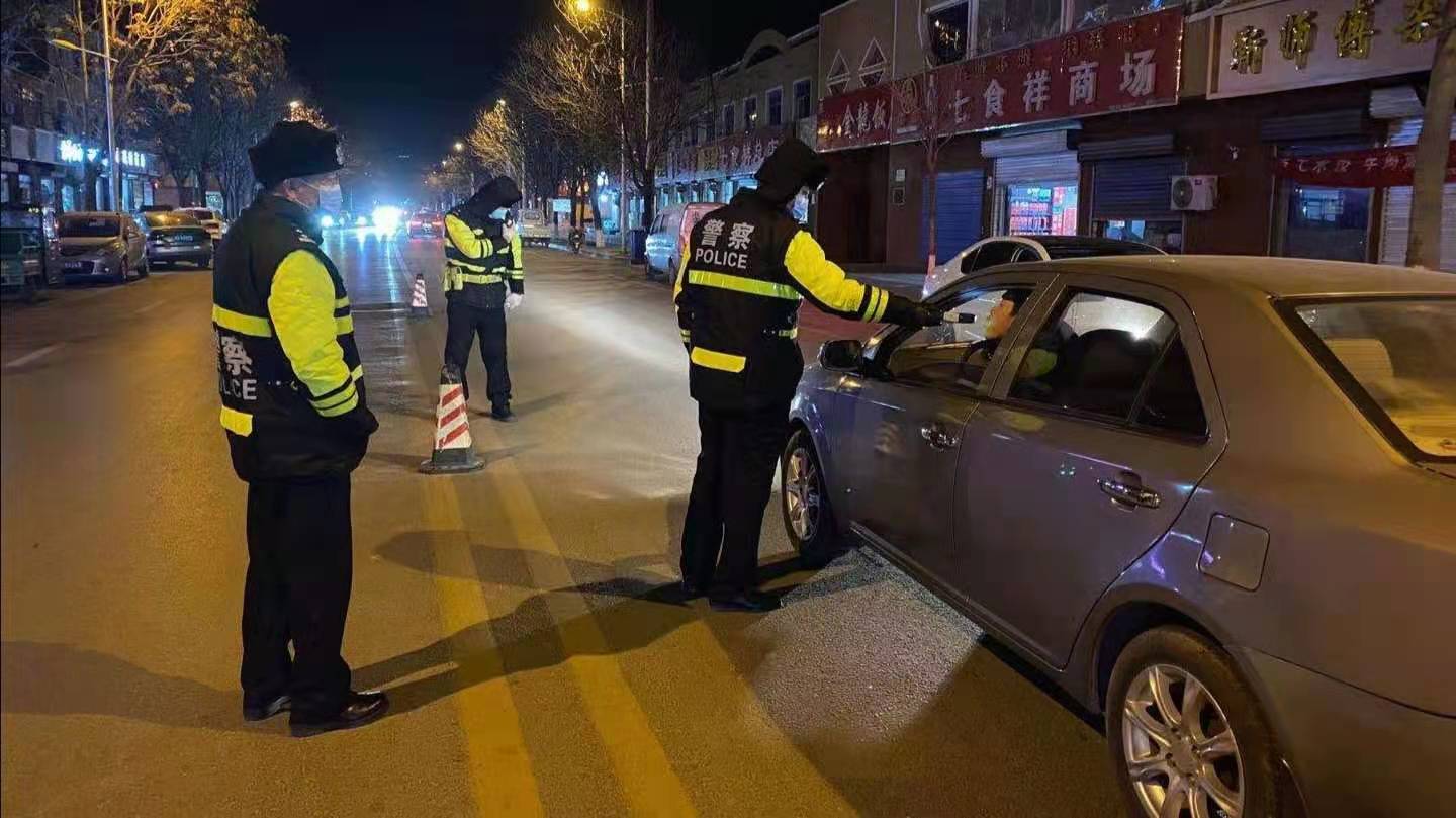 交警公安局党委警察节慰问_交警公安局可以办身份证吗_交警和公安局