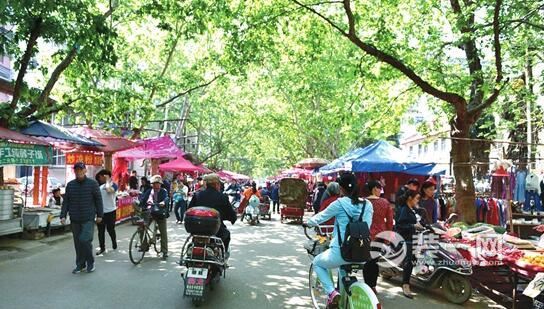 郑棉一厂家属院 摊贩占道、垃圾成堆、私搭乱建 改善环境就那么难吗