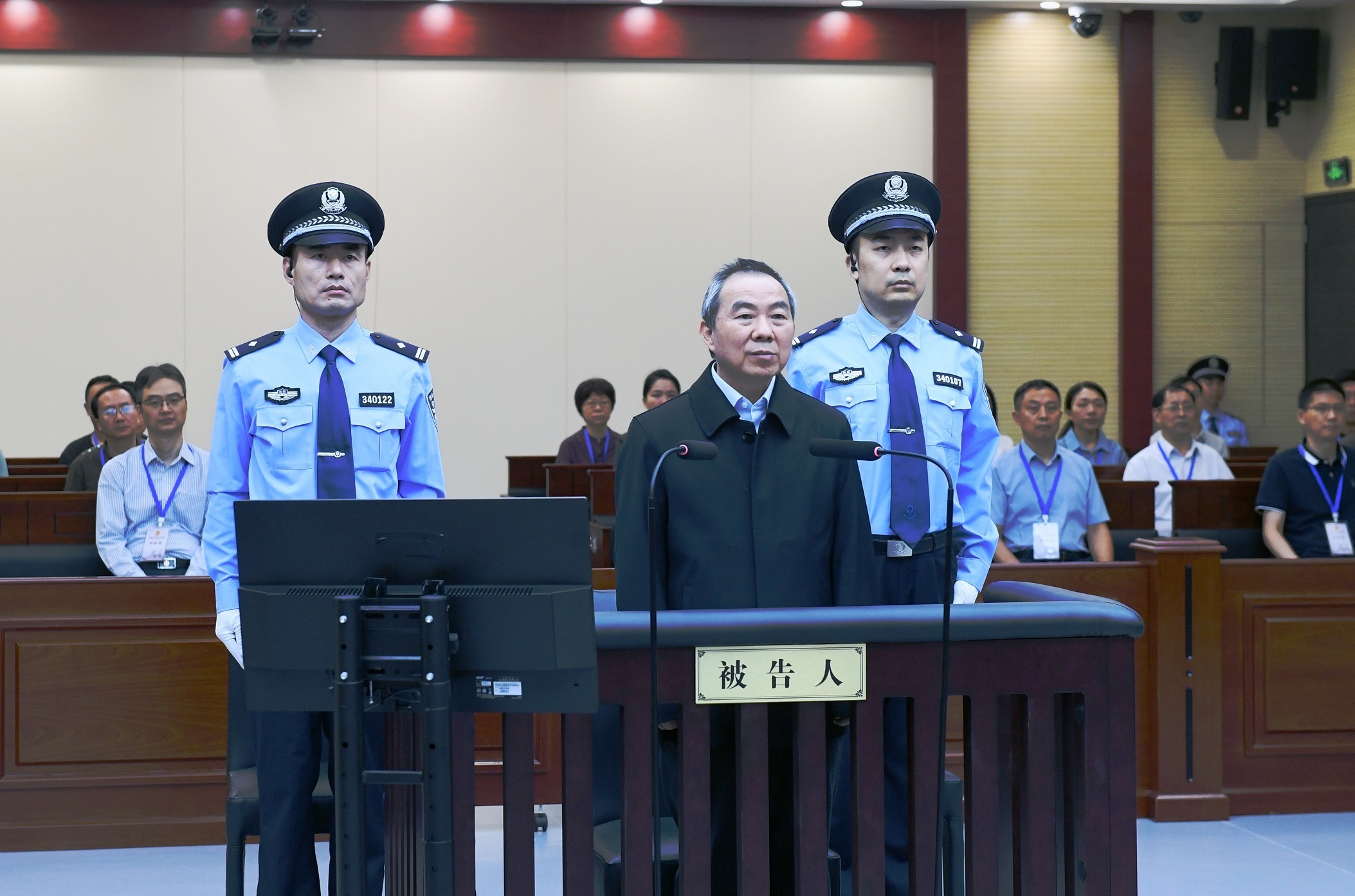 上海市人大常委会原主任董云虎受贿案一审开庭
