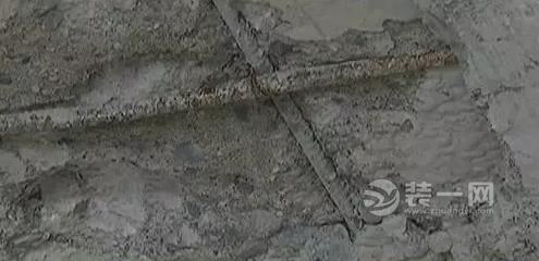 郑州装修网曝新房装修屋顶露着钢筋