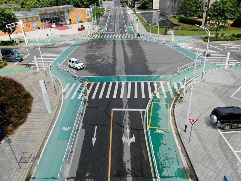 导向车道线和路口导向线的区别_导向路口图解线路图_路口导向线图解