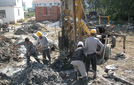 自建房打桩施工现场