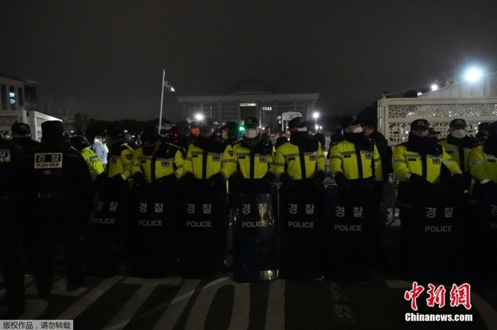 当地时间12月3日援引韩国总统府消息报道，韩国总统尹锡悦3日晚在首尔龙山总统府发表紧急谈话，发布紧急戒严令。随后大批民众聚集，要求进入国会，要求尹锡悦撤回戒严令。
报道称，尹锡悦宣布实施紧急戒严是为铲除“从北势力”，捍卫“自由宪政秩序”。报道还称，韩国国防部当天下午召开全军主要指挥官会议，指示全军强化紧急警戒及应对态势。图为现场画面。