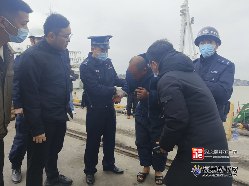 福清远洋渔船救上两名落水渔民