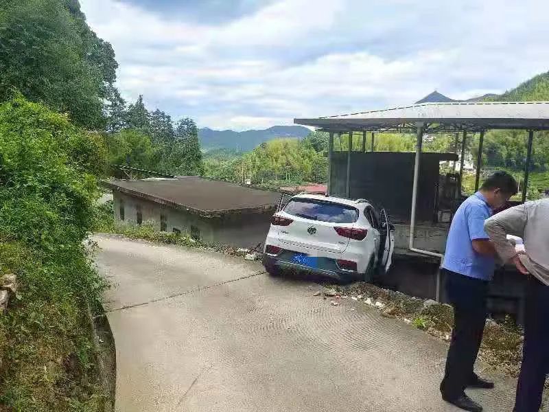 驶出高速路口_在高速路口_司机高速路口
