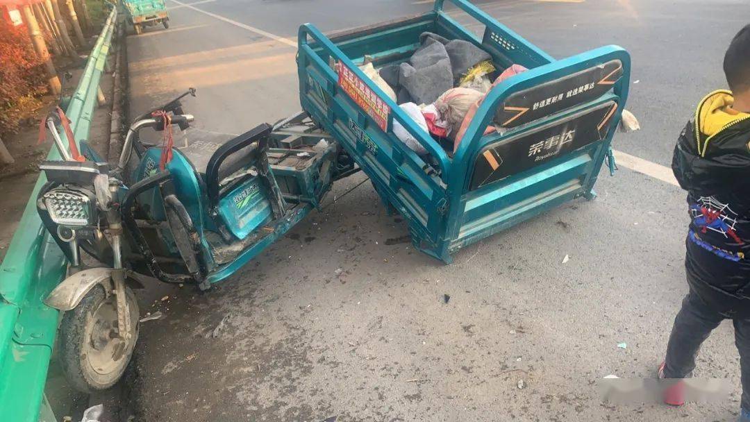 追尾三轮车一定是后车全责吗_路口追尾三轮车怎么办_三轮追尾轿车