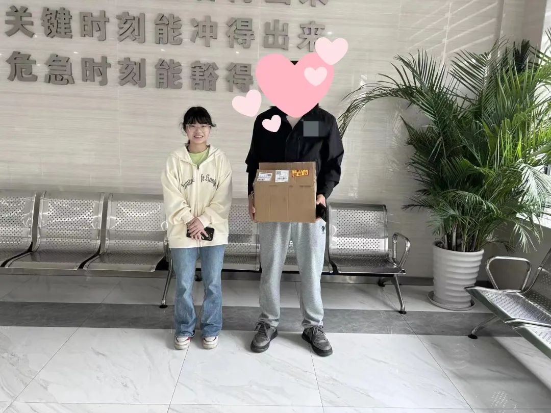 女孩路上捡到个快递，挽回19万损失！