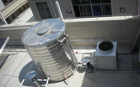 别墅屋顶的热泵热水器