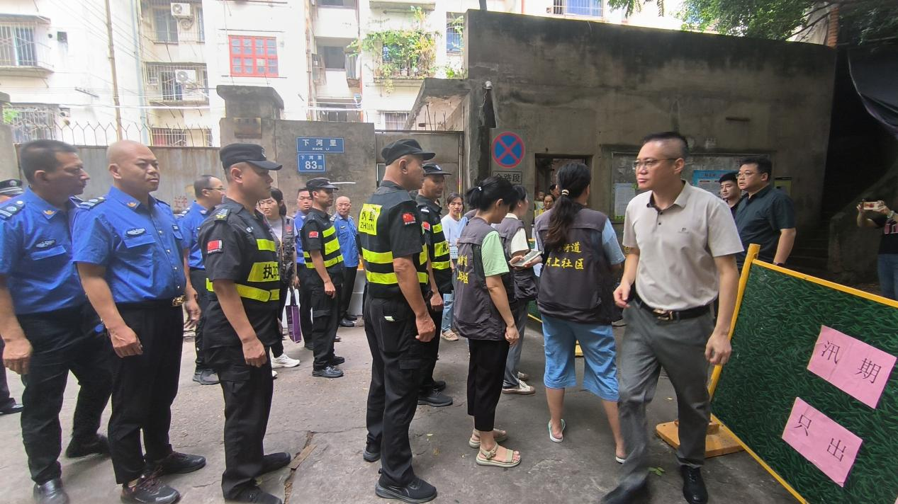 台江上海街道：不忘初心党旗红  防汛一线显担当