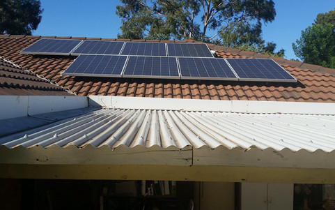 屋顶上安装的光伏发电板 屋顶上安装的光伏发电板