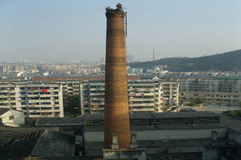 农村自建房周边的大烟囱